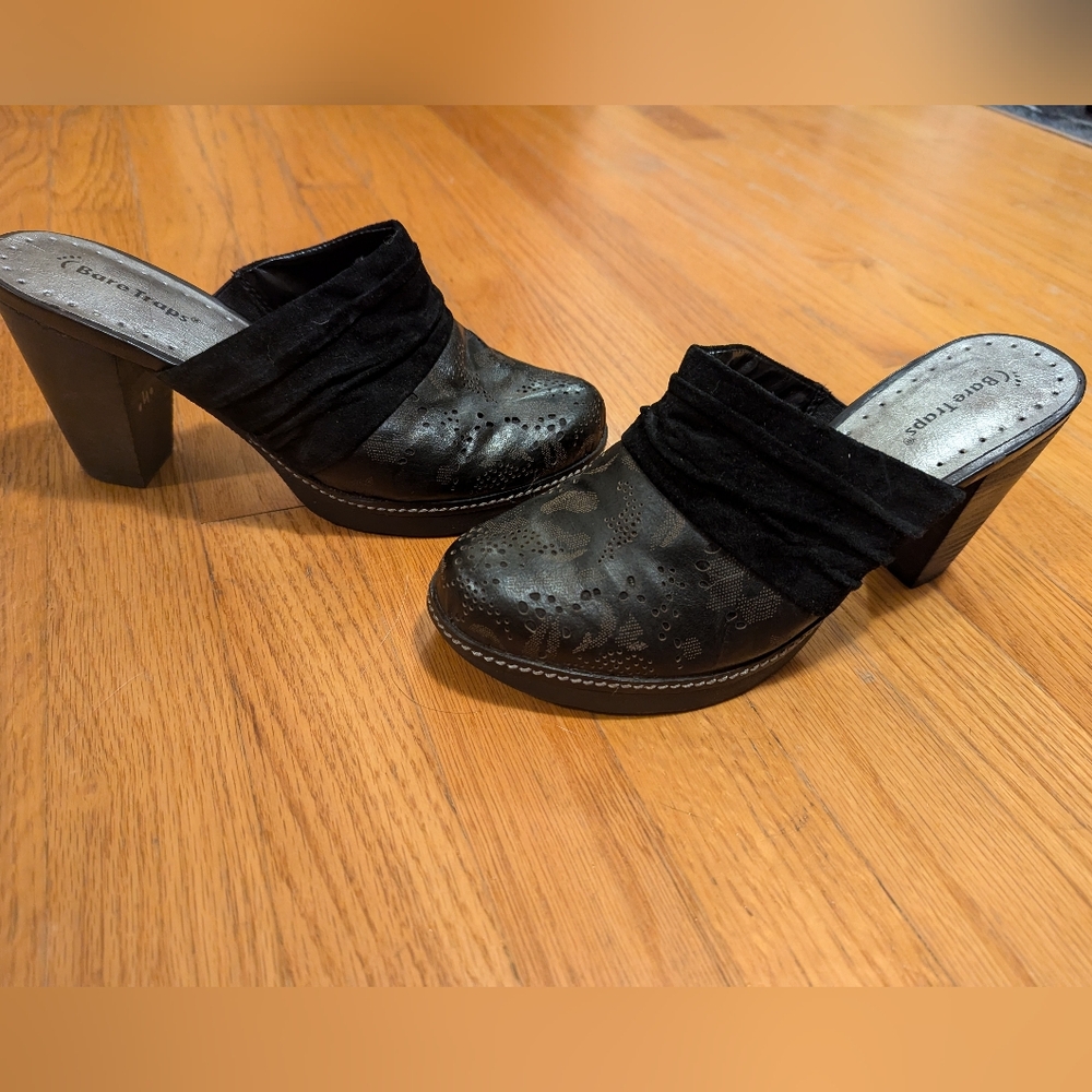 BareTraps leather clogs with suede and floral accents size 9.5